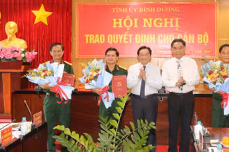 Lãnh đạo tỉnh Bình Dương trao các Quyết định của Bộ Quốc phòng cho các đồng chí lãnh đạo Bộ Chỉ huy quân sự tỉnh Bình Dương. 
