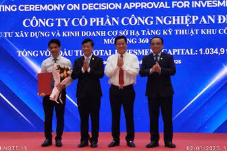 Lãnh đạo tỉnh Bình Dương trao Quyết định chấp thuận chủ trương đầu tư phát triển cơ sở hạ tầng khu công nghiệp cho doanh nghiệp. 