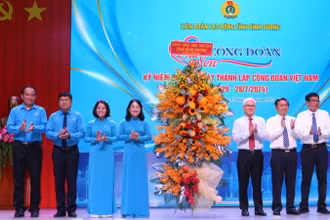 Lãnh đạo tỉnh Bình Dương trao tặng hoa chúc mừng Công đoàn tỉnh Bình Dương.