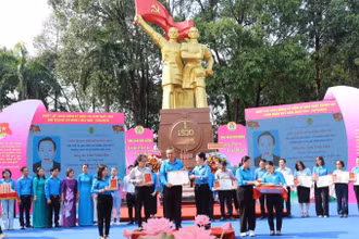 Chủ tịch Liên đoàn Lao động tỉnh Bình Dương Nguyễn Kim Loan trao Bằng khen của Liên đoàn Lao động tỉnh cho các cá nhân tiêu biểu trong học tập và làm theo Bác.