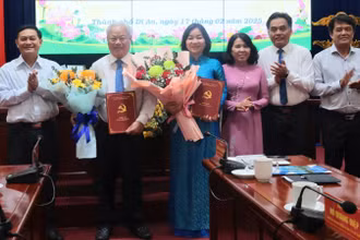 Lãnh đạo tỉnh Bình Dương trao Quyết định cho đồng chí Hồ Quang Điệp và đồng chí Trương Thị Bích Hạnh. 