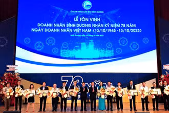 Trao tặng Bằng khen của Chủ tịch Ủy ban nhân dân tỉnh Bình Dương cho doanh nghiệp có thành tích trong hoạt động sản xuất kinh doanh năm 2023. 