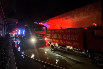 Công an tỉnh Bình Dương nhanh chóng điều động phương tiện và cán bộ, chiến sĩ đến hiện trường chữa cháy.