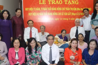 Đồng chí Nguyễn Văn Nên, Ủy viên Bộ Chính trị, Bí thư Thành ủy Thành phố Hồ Chí Minh và các đại biểu chụp hình lưu niệm với nhà thơ Lê Giang và nhạc sĩ Lư Nhất Vũ.