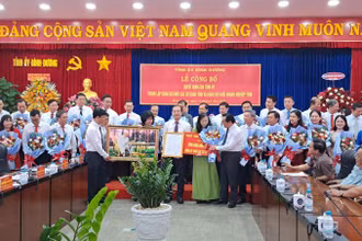 Thường trực Tỉnh ủy Bình Dương trao quyết định thành lập, chúc mừng và trao tặng hoa cho Đảng bộ Khối các cơ quan tỉnh.