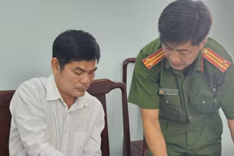 Bắt tạm giam Phó Giám đốc một chi nhánh ngân hàng làm giả tài liệu, con dấu 