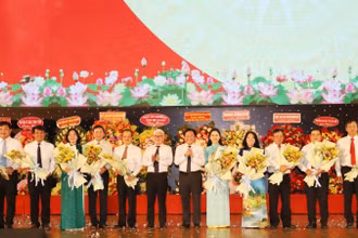 Lãnh đạo tỉnh Bình Dương trao tặng hoa chúc mừng các cơ quan chuyên trách tham mưu, giúp việc của Tỉnh ủy và đại diện các Ban Đảng Trung ương.