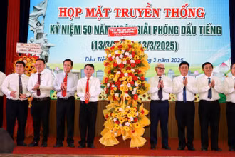 Lãnh đạo tỉnh Bình Dương trao tặng hoa chúc mừng buổi họp mặt truyền thống. 