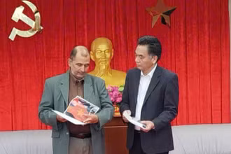 Đồng chí Oscar Alberto Sánchez Serra, Phó Tổng Biên tập Báo Granma trao tặng ấn phẩm của báo có bài viết tuyên truyền về Việt Nam cho đồng chí Nguyễn Lộc Hà, Phó Chủ tịch Ủy ban nhân dân tỉnh Bình Dương.