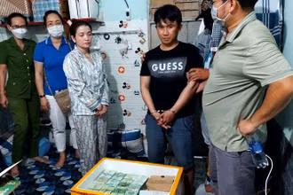 Các đối tượng bị bắt giữ cùng ma túy tang vật. 