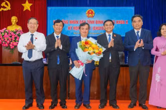 Lãnh đạo tỉnh Bình Dương trao tặng hoa và chúc mừng đồng chí Bùi Minh Trí được bầu giữ chức Phó Chủ tịch Ủy ban nhân dân tỉnh Bình Dương. 