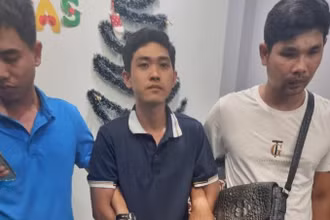 Đối tượng Thái Văn Trường (giữa) đã khai nhận hành vi phạm tội. 