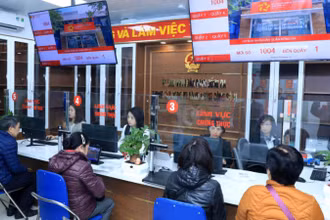 Người dân thực hiện thủ tục hành chính tại Trung tâm Phục vụ hành chính công số 1.