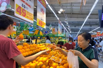 Người tiêu dùng mua sắm tại siêu thị Big C Thăng Long (Hà Nội). 