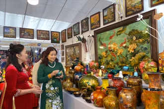 Gian hàng trưng bày hàng sơn mài tại hội chợ Hàng công nghiệp nông thôn Thủ đô năm 2023.
