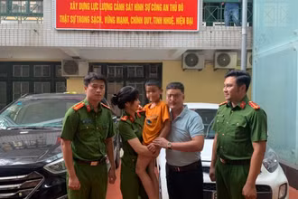Lực lượng công an đưa cháu bé về với gia đình.
