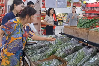 Người dân mua rau tại siêu thị Winmart chiều 6/9.
