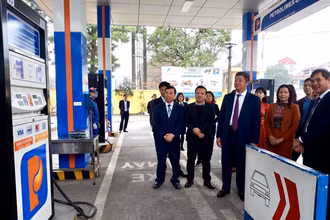 Đoàn công tác thăm cây xăng trên phố Đức Giang thuộc Công ty Xăng dầu khu vực 1 - Công ty TNHH MTV.