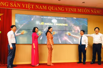 Các đại biểu bấm nút khai trương Trung tâm điều hành giáo dục thông minh.