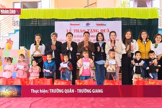 Trao tặng đồ dùng học tập cho trường mầm non