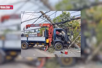 Xe tải mất lái gây tai nạn làm 2 người tử vong, hơn 6.450 hộ dân mất điện