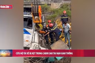 Cứu hộ tài xế bị kẹt trong cabin sau tai nạn giao thông