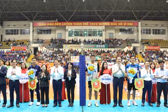 Ban tổ chức tặng hoa chúc mừng các đội bóng tham dự Cúp Hùng Vương.
