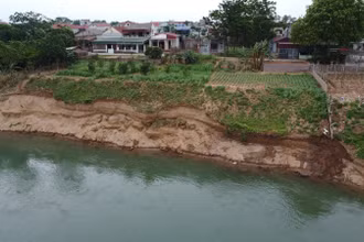 Sạt lở nghiêm trọng đe dọa đến tính mạng, tài sản của người dân khu 13 xã Dân Quyền, huyện Tam Nông, tỉnh Phú Thọ.