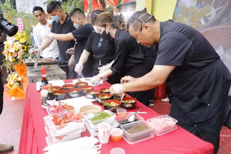 Nghệ nhân Matsuo Tomoyuki quảng diễn món "Lăng ngư cung tiến". 