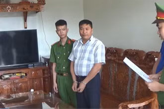 Cơ quan điều tra đọc quyết định khởi tố đối với một trong những cá nhân về hành vi "Mua bán trái phép hóa đơn".