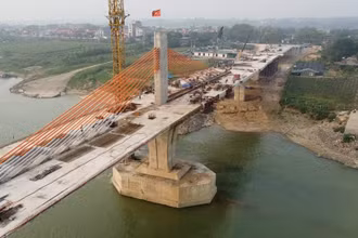 Cầu Vĩnh Phú bắc qua sông Lô nối hai tỉnh Phú Thọ và Vĩnh Phúc đang được gấp rút thi công, đảm bảo hoàn thành trong năm nay.