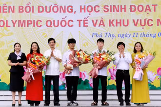 Lãnh đạo Sở Giáo dục và Đào tạo tỉnh Phú Thọ khen thưởng giáo viên và học sinh đoạt huy chương tại các kỳ thi quốc tế .