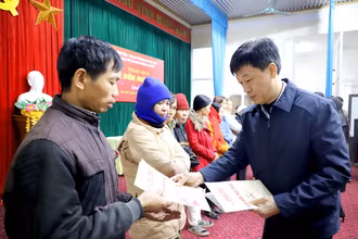 Lãnh đạo Báo Phú Thọ tặng quà Tết cho người nghèo, gia đình có hoàn cảnh khó khăn tại huyện Cẩm Khê.