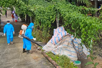 Trung tâm Y tế thành phố Thanh Hóa phun Cloramin B khử khuẩn môi trường ở phường Thiệu Dương.