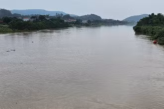 Nước trên sông Lèn ở thị trấn Hà Trung.