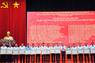 Lãnh đạo tỉnh Thanh Hóa trao tặng Bằng khen cho các tập thể có thành tích xuất sắc.
