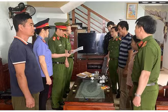 Cơ quan chức năng công bố quyết định khởi tố bị can.