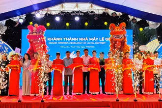 Các đại biểu cắt băng khánh thành, đưa nhà máy vào hoạt động.