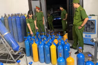 Lực lượng chức năng phát hiện, thu giữ bình chứa, thiết bị san, chiết "khí cười" trái phép.