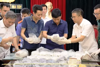 Lực lượng chức năng kiểm tra ma túy tang vật vụ án.