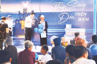 Đại diện Pinaco tham gia tài trợ Chương trình Cùng ngư dân thắp sáng đèn trên biển.