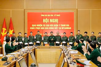 Thiếu tướng Hà Như Lợi chúc các đồng chí lên đường làm nhiệm vụ tại Myanmar mạnh khỏe và thành công.