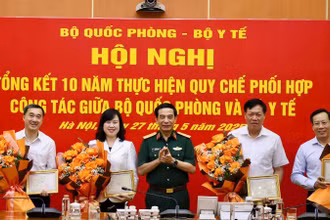Đại tướng Phan Văn Giang trao tặng Kỷ niệm chương vì sự nghiệp xây dựng Quân đội nhân dân Việt Nam.