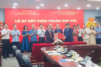 Đại diện hai đơn vị trao đổi văn bản thỏa thuận hợp tác. 