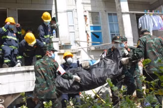 Vào lúc 10 giờ 40 phút, ngày 1/4 (giờ địa phương), lực lượng cứu hộ, cứu nạn của Quân đội nhân dân Việt Nam đã đưa được thi thể cụ U Maung Tin, 74 tuổi, từ tòa nhà 2386 (thuộc khu vực Bala Tidi, quận Zabu Thiri, thủ đô Naypyidaw) ra ngoài. (Ảnh: Báo Quân đội nhân dân)