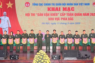 Ban tổ chức trao Cờ lưu niệm tặng các đơn vị tham gia hội thi.