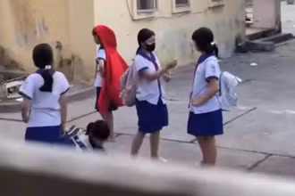 Hình ảnh các nữ sinh hút thuốc.
