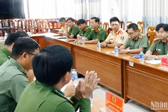 Đại diện lãnh đạo Công an tỉnh An Giang thăm hỏi Trung úy Nguyễn Quốc Thái (áo vàng) bị thương khi làm nhiệm vụ.