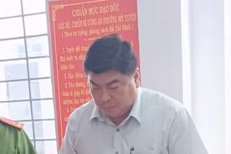 Công an tỉnh An Giang đọc lệnh bắt tạm giam bị can Nguyễn Bảo Sinh.