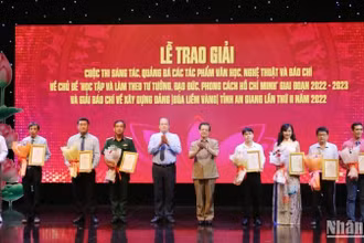 Lãnh đạo tỉnh An Giang trao giải cho các tác giả đoạt giải A.